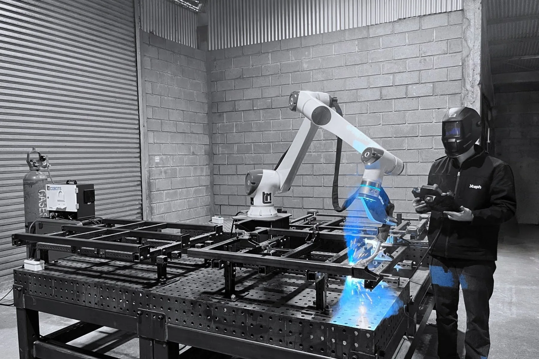 Cobot de soldadura trabajando sobre una estructura en la planta de Baradero